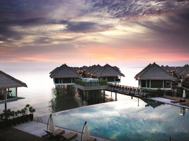 hotels on water: avani sepang goldcoast resort 1
